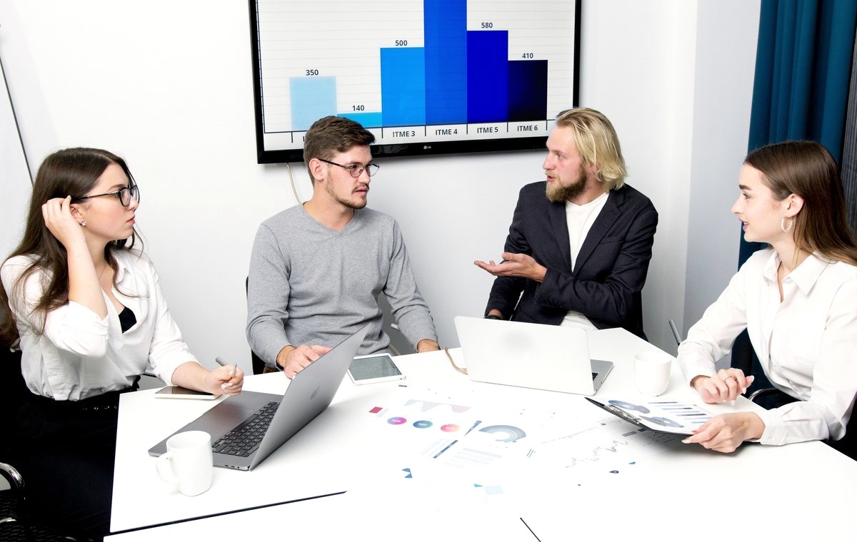 Financieel overleg in een professionele kantooromgeving