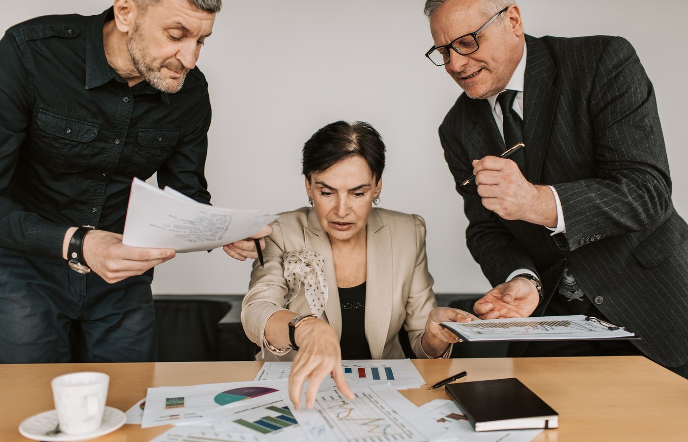 Zakelijke professionals bespreken financiële rapporten tijdens een vergadering