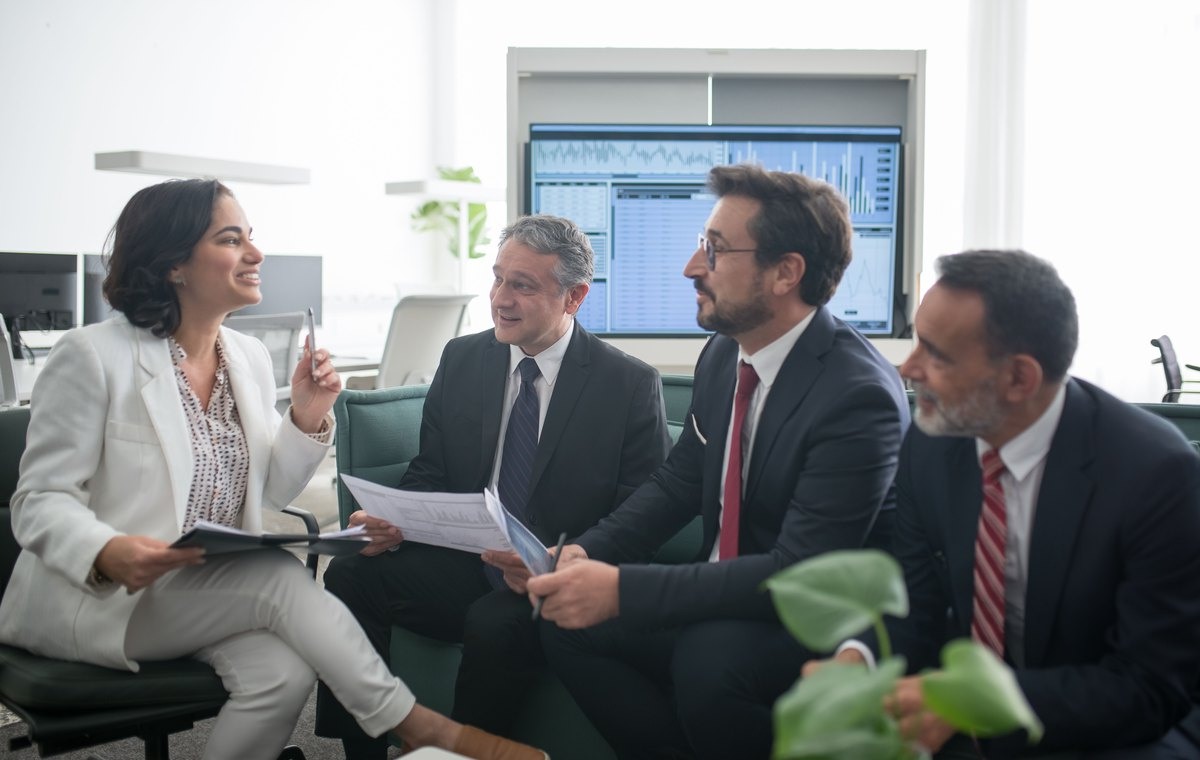 Team bespreekt financiële grafieken en kwaliteitscontroles